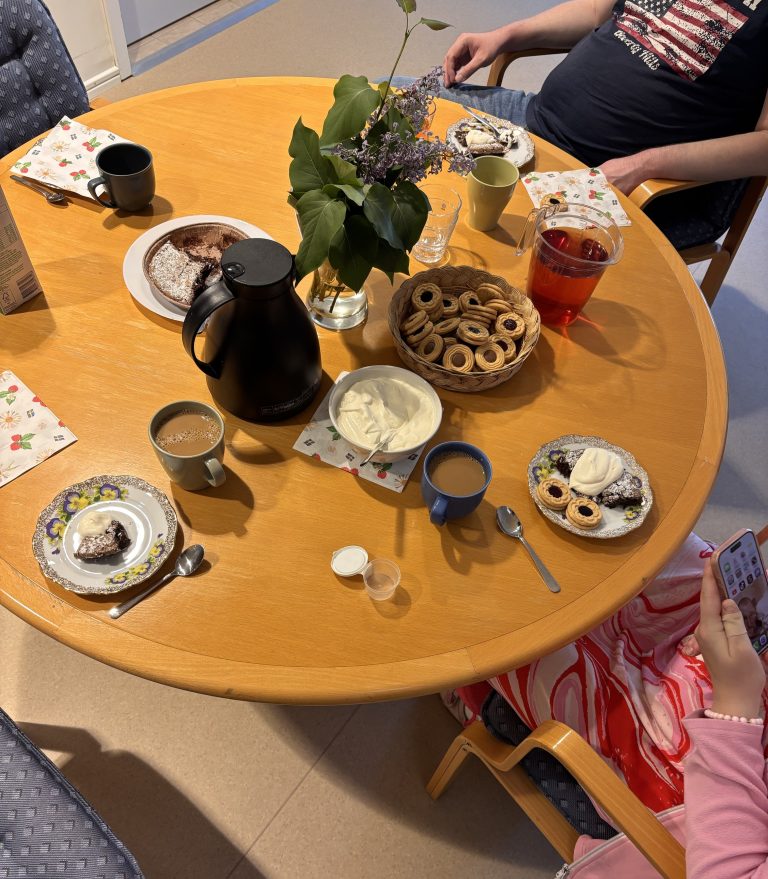 Bord uppdukat med fika